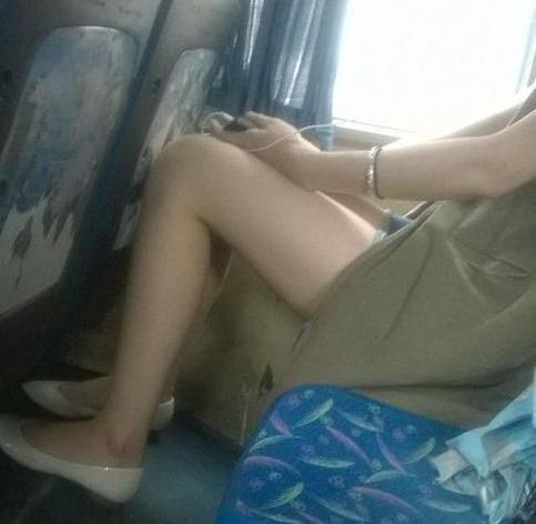 公车上的美腿，嗨死了