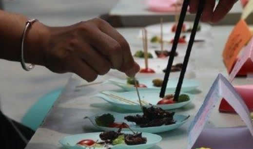 高校办昆虫美食节有10多种:颜色鲜艳你敢尝鲜吗 高校办昆虫美食节有10多种:颜色鲜艳你敢尝鲜吗