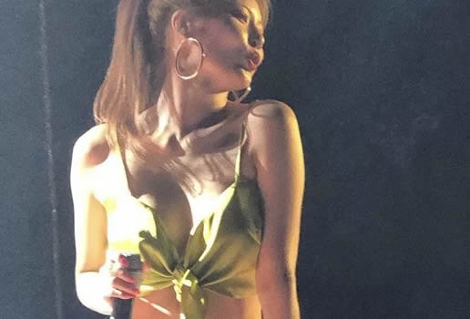 泫雅为什么突然火：泫雅舞台表演上衣开了差点走光