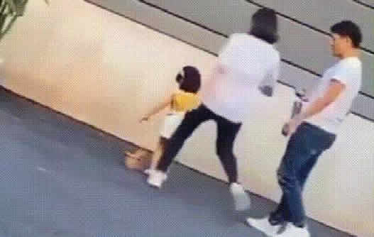 3岁童模被踹背后是怎么回事:镜头前笑容镜头后流泪 3岁童模被踹背后是怎么回事:镜头前笑容镜头后流泪