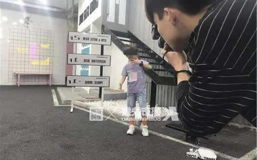 3岁童模被踹背后是怎么回事:镜头前笑容镜头后流泪 3岁童模被踹背后是怎么回事:镜头前笑容镜头后流泪