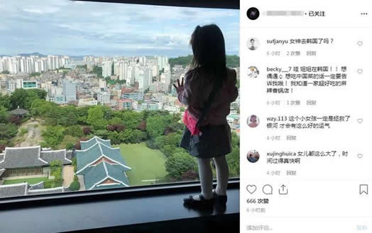 汤唯晒女儿近照文静可爱：静静地站在窗前眺望远方