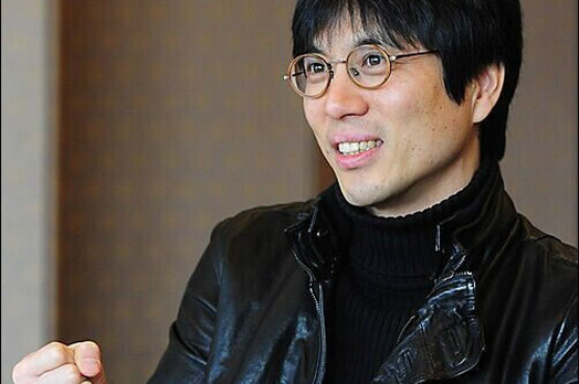 汤唯晒女儿近照文静可爱：静静地站在窗前眺望远方