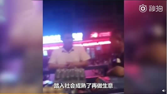 大学毕业摆摊被斥:具体详情摆地摊被父亲痛斥画面曝光 大学毕业摆摊被斥:具体详情摆地摊被父亲痛斥画面曝光