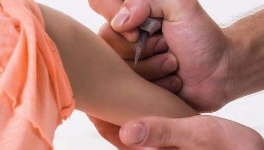 小伙胳膊上纹张脸：详情经过未成年究竟能不能纹身