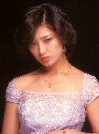 山口百惠近照曝光：打扮素雅,年轻时漂亮惊艳迷人