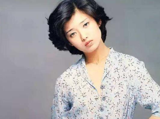 山口百惠近照曝光：打扮素雅,年轻时漂亮惊艳迷人