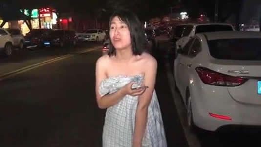 姑娘裹被单跑下楼:让我看到了心酸的一幕 姑娘裹被单跑下楼:让我看到了心酸的一幕