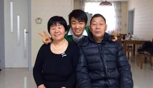 王宝强妈妈去世出殡:马蓉却带女儿机场走秀不尽孝 王宝强妈妈去世出殡:马蓉却带女儿机场走秀不尽孝