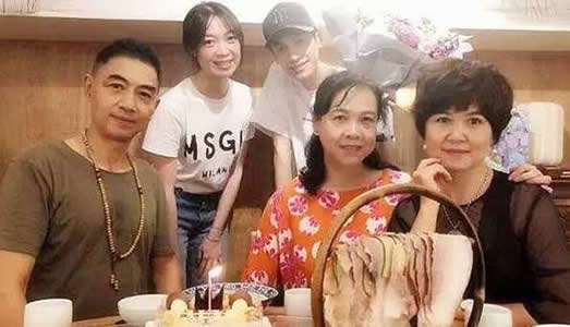 罗云熙八卦为什么这么帅:全家照曝光揭开真相及资料 罗云熙八卦为什么这么帅:全家照曝光揭开真相及资料