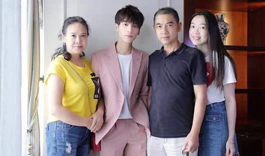 罗云熙八卦为什么这么帅:全家照曝光揭开真相及资料 罗云熙八卦为什么这么帅:全家照曝光揭开真相及资料