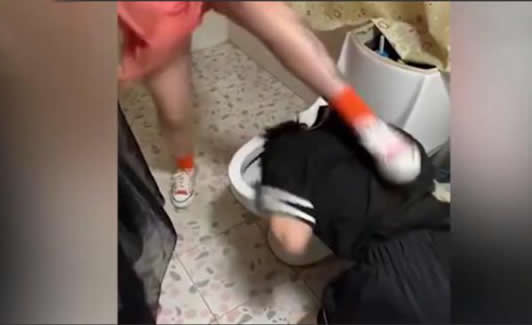 少女被摁马桶暴打:原因详情及画面曝光 少女被摁马桶暴打:原因详情及画面曝光