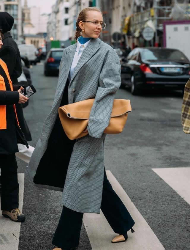 2021秋冬高领毛衣搭配大衣(2021流行搭配)