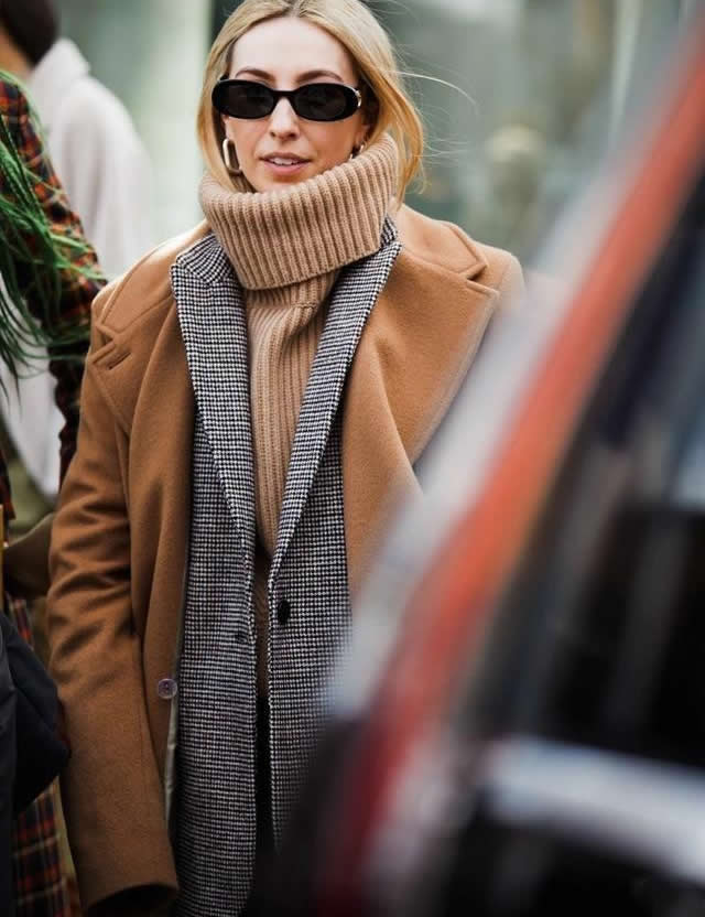 2021秋冬高领毛衣搭配大衣(2021流行搭配)