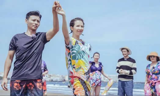 蔡少芬孕肚照曝光:蔡少芬素颜与张晋海滩一起漫步 蔡少芬孕肚照曝光:蔡少芬素颜与张晋海滩一起漫步