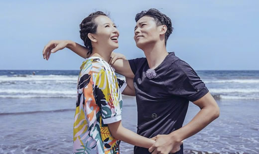 蔡少芬孕肚照曝光:蔡少芬素颜与张晋海滩一起漫步 蔡少芬孕肚照曝光:蔡少芬素颜与张晋海滩一起漫步