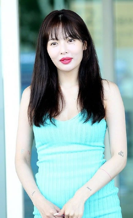 泫雅现身机场照片曝光：穿紧身裙身材颜值引关注