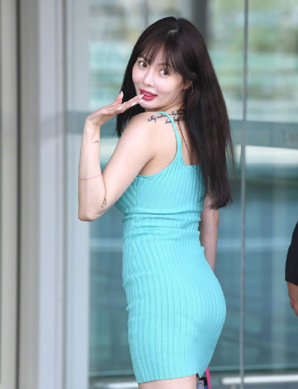 泫雅现身机场照片曝光：穿紧身裙身材颜值引关注