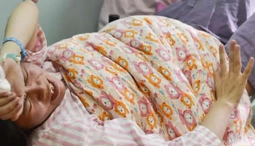 准爸爸孕痛挑战赛：体验者痛到腿抽筋