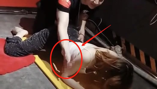 练瑜伽的女生图片：女大学生练瑜伽遇男教练