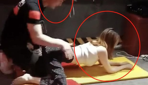 练瑜伽的女生图片：女大学生练瑜伽遇男教练