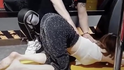 练瑜伽的女生图片：女大学生练瑜伽遇男教练