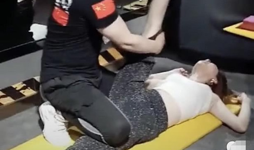 练瑜伽的女生图片：女大学生练瑜伽遇男教练