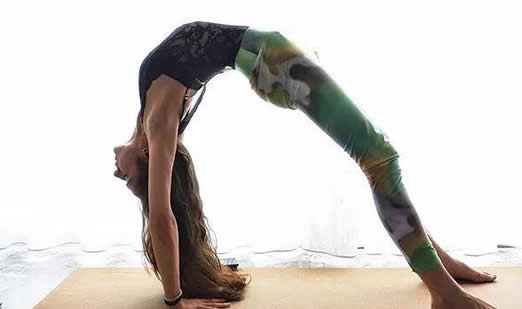 练一年瑜伽前后对比照:美女练瑜伽图片 练一年瑜伽前后对比照:美女练瑜伽图片