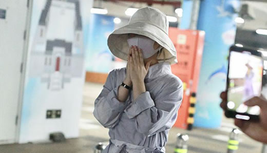 赵丽颖产后现身 包裹严密这是玩起了神秘么