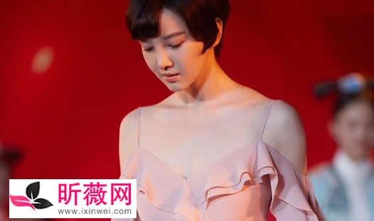 陈小纭低胸装泳衣图片:陈小纭胸多大的上围确实吸睛 陈小纭低胸装泳衣图片:陈小纭胸多大的上围确实吸睛