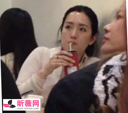 巩俐素颜被赞太冻龄:54岁巩俐素颜近照喝饮料 巩俐素颜被赞太冻龄:54岁巩俐素颜近照喝饮料