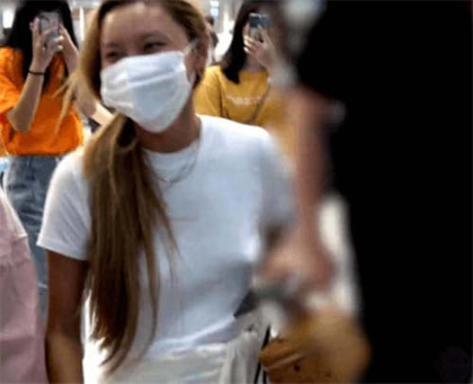 华莎在机场no bra图片：华莎是谁资料简介及照片