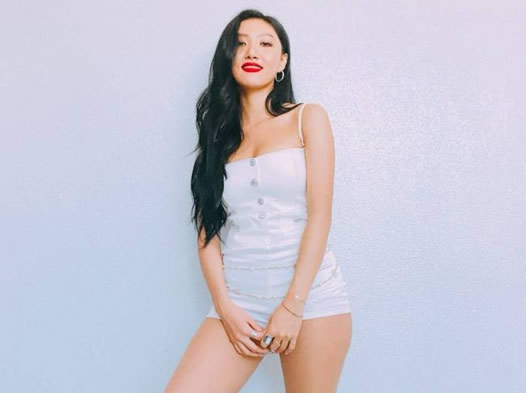 华莎在机场no bra图片：华莎是谁资料简介及照片