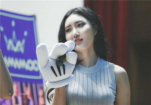 华莎在机场no bra图片：华莎是谁资料简介及照片