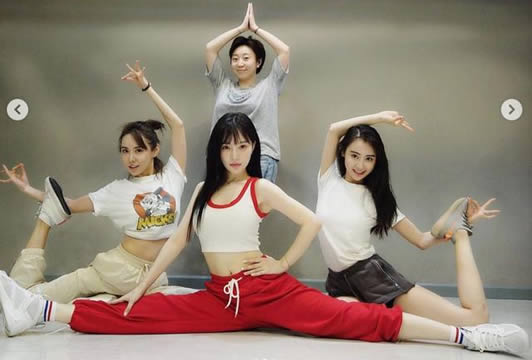 李小璐秀一字马美照：好身材穿搭又酷又性感