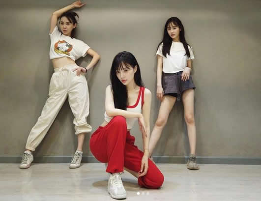 李小璐秀一字马美照：好身材穿搭又酷又性感