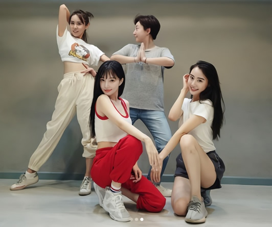 李小璐秀一字马美照：好身材穿搭又酷又性感