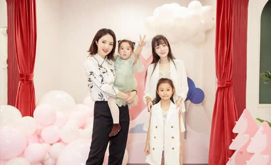 李小璐秀一字马美照：好身材穿搭又酷又性感