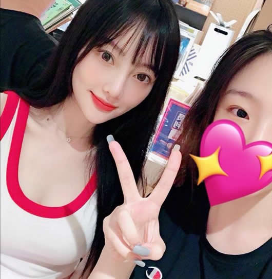 李小璐秀一字马美照：好身材穿搭又酷又性感