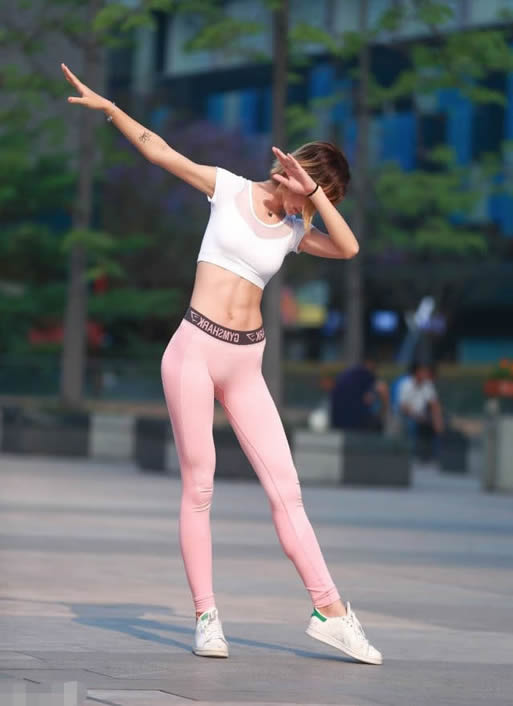 瑜伽紧身裤：美女练瑜伽身材曲线更好