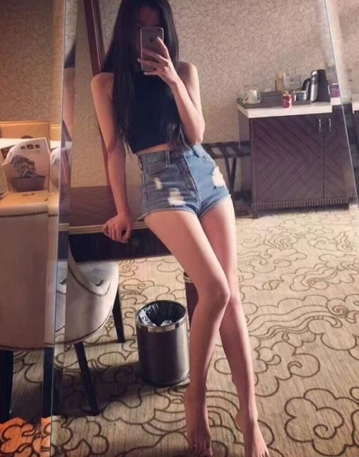 大长腿美女：满屏都是腿（美女美腿）