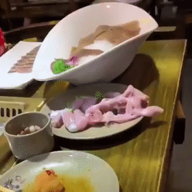 生鸡肉从盘中逃走怎么回事:还原事发时经过详情及真相 生鸡肉从盘中逃走怎么回事:还原事发时经过详情及真相