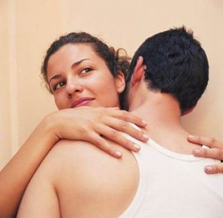 女人勾引男人10个动作：老婆十大动作让老公更爱爱你