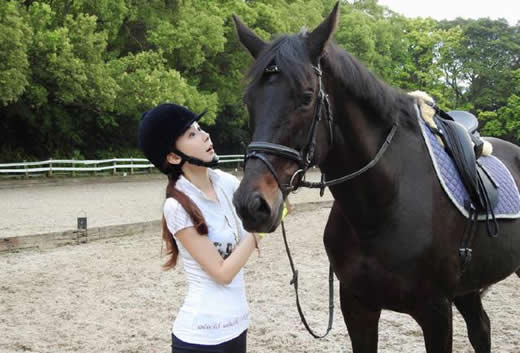 51岁萧蔷晒骑马照：面容姣好展现可爱萌态一面