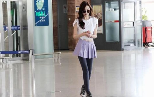 51岁萧蔷晒骑马照：面容姣好展现可爱萌态一面