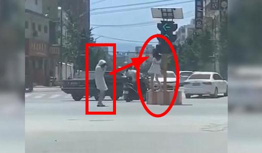 红绿灯底座上跳舞怎么回事：一人跳一人拍录详情经过