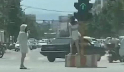 网红红绿灯下跳舞：为抢眼吸粉红绿灯下跳舞被拘
