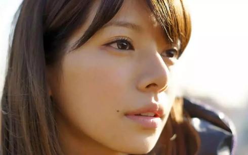 有痣的日本艺人图片：日本美女艺人有痣