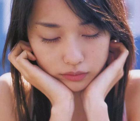 有痣的日本艺人图片：日本美女艺人有痣