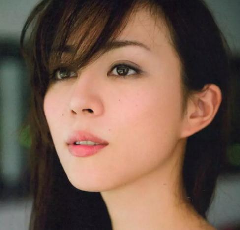 有痣的日本艺人图片：日本美女艺人有痣